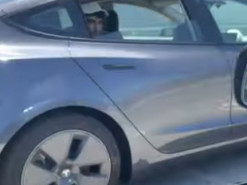 У США блогера затримали за те, що він їхав на задньому сидінні в безпілотній Tesla, але він повторив витівку