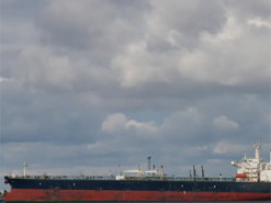 Російський нафтовий танкер здійснив секретне перевантаження біля Сінгапуру – Bloomberg