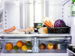 Які продукти не можна зберігати поряд у холодильнику