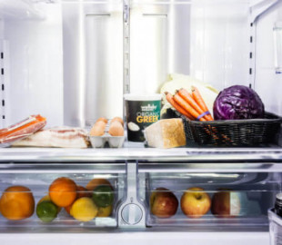Які продукти не можна зберігати поряд у холодильнику