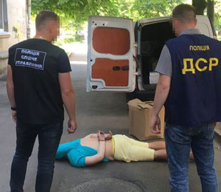 Чоловік з Житомира продавав гуманітарку, яка мала піти на ЗСУ