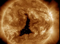 Сонце повернуло до Землі «око Саурона» — корональну діру, яка в 60 разів перевищує розмір планети