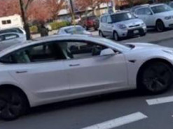 Движущаяся Tesla без водителя озадачила жителей города в Канаде