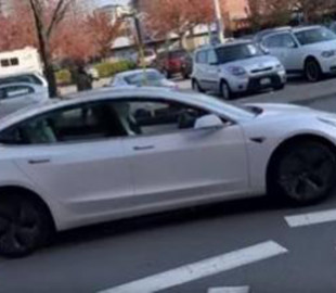Движущаяся Tesla без водителя озадачила жителей города в Канаде
