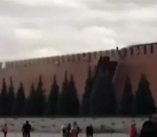 "Началось!": падение зубца стены в Кремле развеселило соцсети