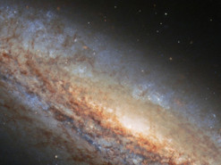 Суперветер и новые звезды. Хаббл сделал снимок далекой галактики с удивительными процессами