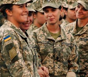 Чи призиватимуть жінок до армії після постановки на облік 1 жовтня – коментар юриста