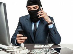 Аферист украл деньги с банковских карт у 20 человек