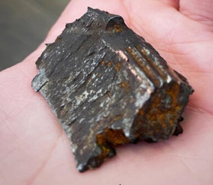 Анджелина Джоли в Instagram показала обломок бомбы, который ей дала девочка-переселенка во Львове