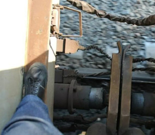 Їхав на причепі трамвая та гортав TikTok: у Дніпрі підліток влаштував небезпечну поїздку