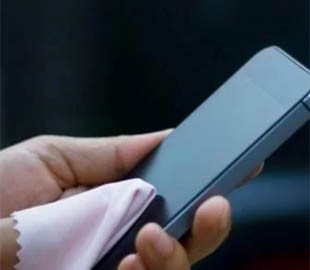 Чим протирати смартфон від мікробів: важливі поради