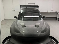 З Tesla Model 3 зробили трековий суперкар із кермом по центру