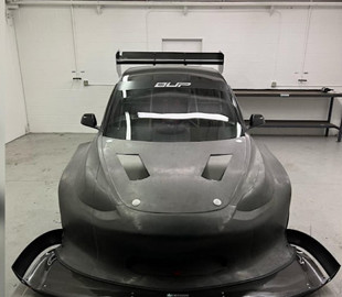 З Tesla Model 3 зробили трековий суперкар із кермом по центру