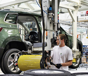 Через брак українських деталей автомобільні заводи BMW та VW зупиняють роботу