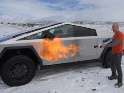 Блогер випробував Tesla Cybertruck вогнеметом та снайперською гвинтівкою