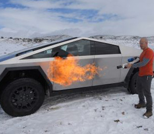 Блогер випробував Tesla Cybertruck вогнеметом та снайперською гвинтівкою