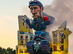 Карлик-монстр верхи на танку: на карнавалі в Італії висміяли путіна