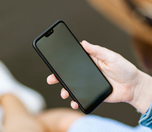 Чим не можна протирати смартфон: ці речовини можуть пошкодити захисне покриття на екрані