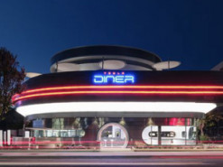 Ресторан майбутнього: Tesla відкрила унікальний ресторан з зарядками та кінотеатром