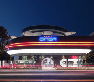 Ресторан майбутнього: Tesla відкрила унікальний ресторан з зарядками та кінотеатром