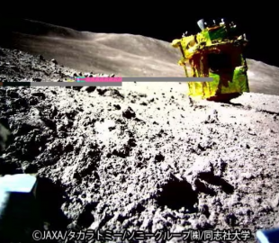 Японський космічний корабель лежить на боці на Місяці