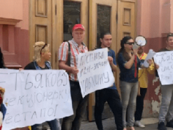 Дистанційне навчання для школярів: батьки вийшли на акцію протесту під Міністерство юстиції