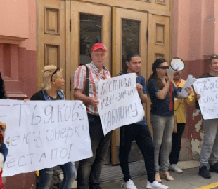Дистанційне навчання для школярів: батьки вийшли на акцію протесту під Міністерство юстиції