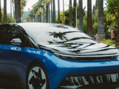 Представлений кросовер з комп’ютером на Windows у салоні