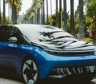 Представлений кросовер з комп’ютером на Windows у салоні