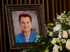 Netflix показал финальный трейлер третьего сезона сериала о подростках "13 причин почему"