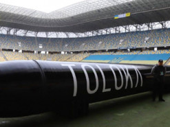 До п'яти тон вибухівки на 2000 км: у Львові показали величезний підводний дрон TOLOKA