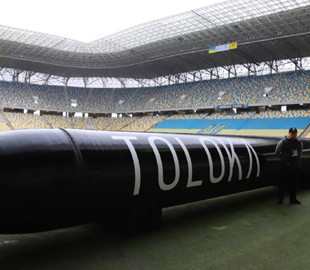 До п'яти тон вибухівки на 2000 км: у Львові показали величезний підводний дрон TOLOKA