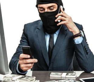 На Сумщині розшукують шахраїв, які видурили у пенсіонерки близько 60 000 гривень