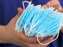 Полиция просит покупателей масок в интернете "включить мозги" 