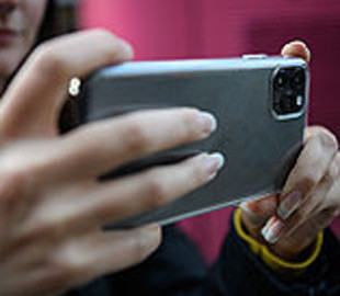 Apple выпустила пятичасовой фильм об Эрмитаже, снятый одним дублем на айфон