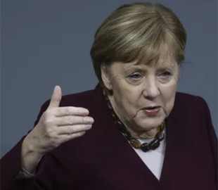 В сети показали архивное фото маленькой Меркель с куклой