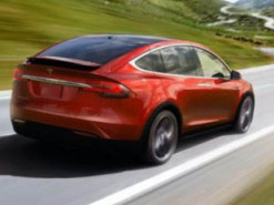 Вызвали более 100 ДТП: в США серьезно взялись за автомобили Tesla