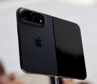 Engadget порівняв складані Apple iPhone Duo та Motorola Razr Ultra
