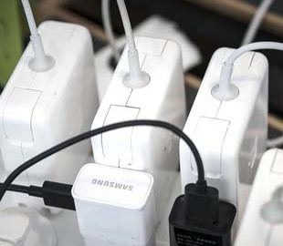 Названо помилки зарядки, які скорочують життя батареї смартфона