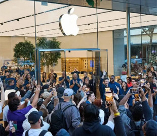 iPhone Duo повернув черги до Apple Store: покупці займали місця ще вночі