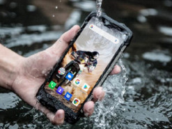 Як не потрібно рятувати смартфон, якщо він упав у воду