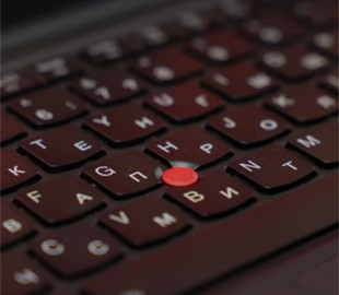 Для чого потрібна червона кнопка на клавіатурі деяких ноутбуків Lenovo