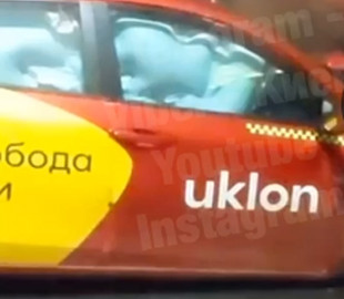 В Киеве таксист Uklon протаранил эвакуатор