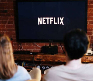 Netflix адаптує контент для тих, хто постійно перевіряє телефон під час серіалів