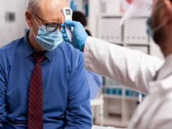 Вчені вилікували чоловіка, який хворів на COVID-19 13 місяців