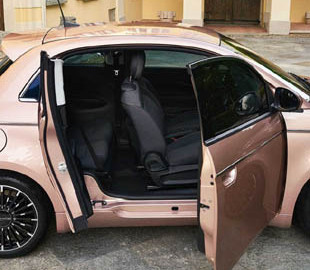 Fiat показал стильный электромобиль с очень необычными дверями