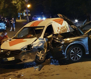 В Мариуполе автомобиль "Новой почты" столкнулся с "Ауди"