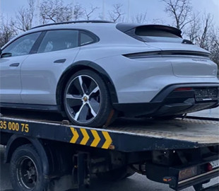 "Перетворилися на цеглини": росіянам заблокували сотні Porsche через супутник