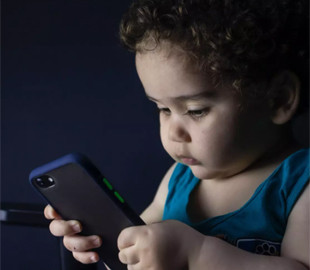 Експерт розповів, як гаджети шкодять розвитку дітей