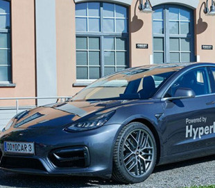 Австрийцы наладили выпуск Tesla с бензиновым мотором